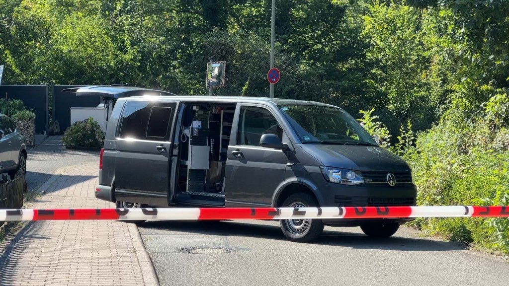 Foto: Absperrband der Polizei bei den Ermittlungen in Althornbach, wo die Leiche einer Frau gefunden wurde.