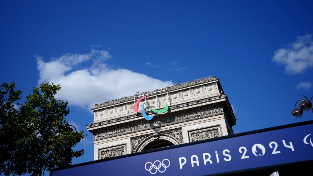 Das Symbol der Paralympics am Arc de Triomphe in Paris