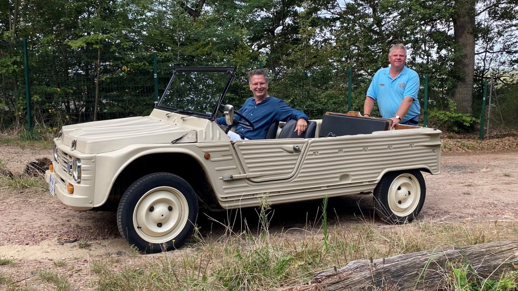 Michael Friemel und Christoph in einem Citroën Méhari