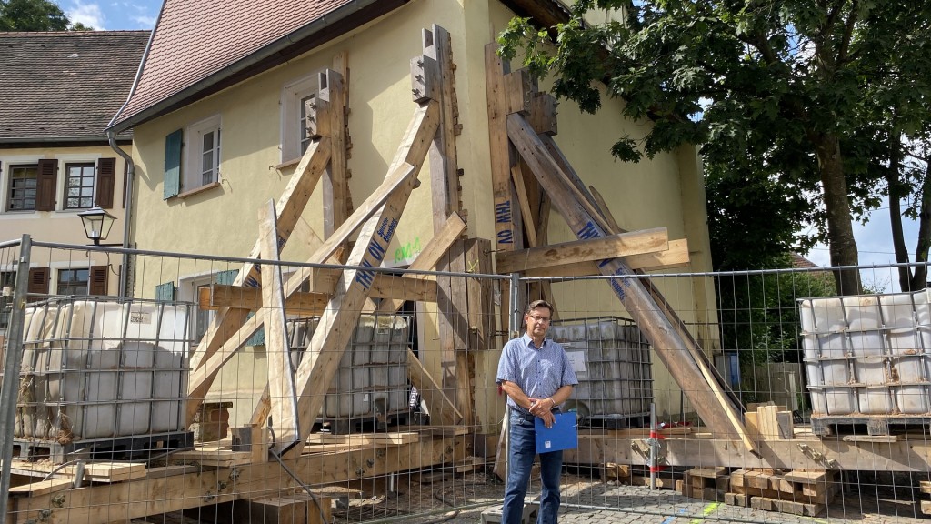 Neunkircher Baudezernent Dominik Hunsicker, vor dem einsturzgefährdeten Haus in der Ottweiler Altstadt. 