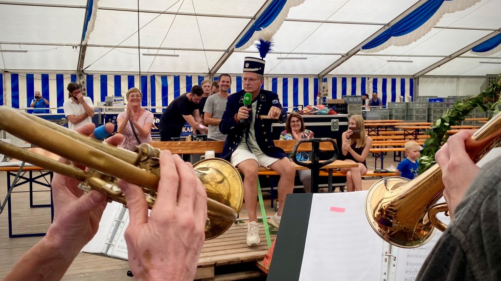 Michael Friemel dirigiert auf einem selbstgebauten Gefährt den Musikverein Ommersheim