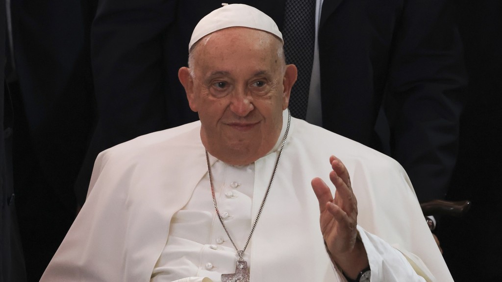 Foto: Papst Franziskus winkt den Besuchern zu