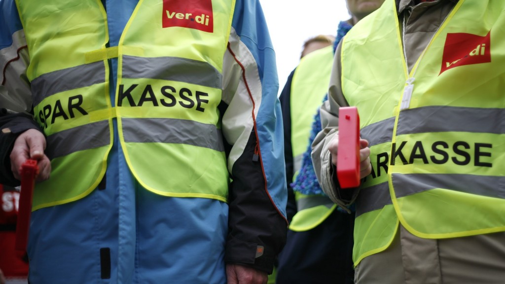 Sparkassenbeschäftigte streiken. Angestellte mit Warnwesten der Gewerkschaft Verdi.