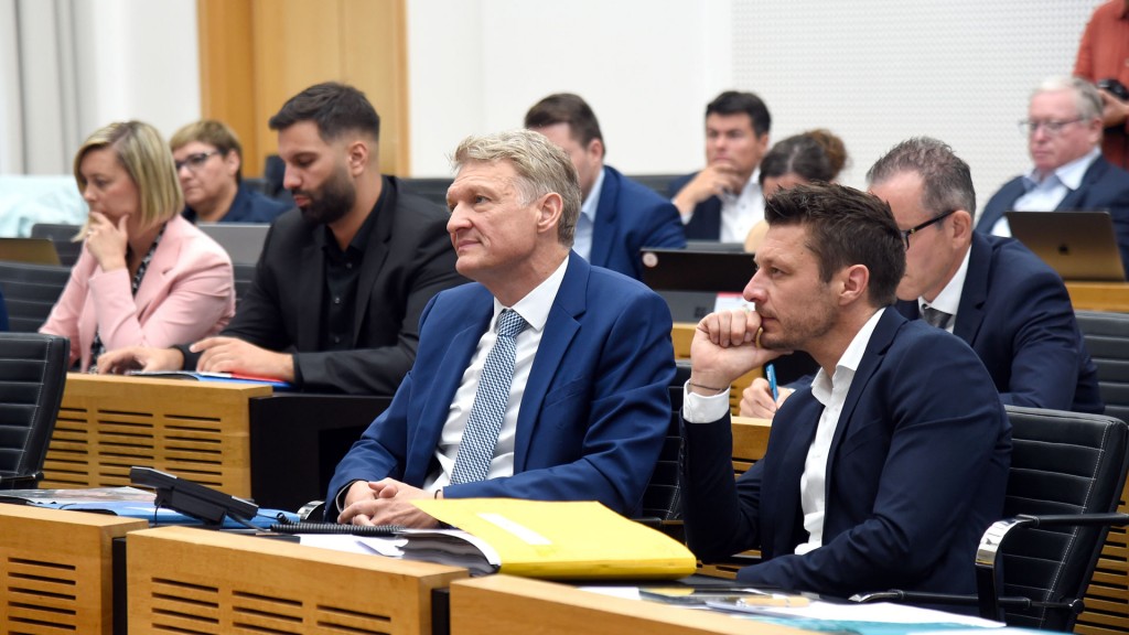 Stephan Toscani sitzt auf der Oppositionsbank im Landtag des Saarlandes