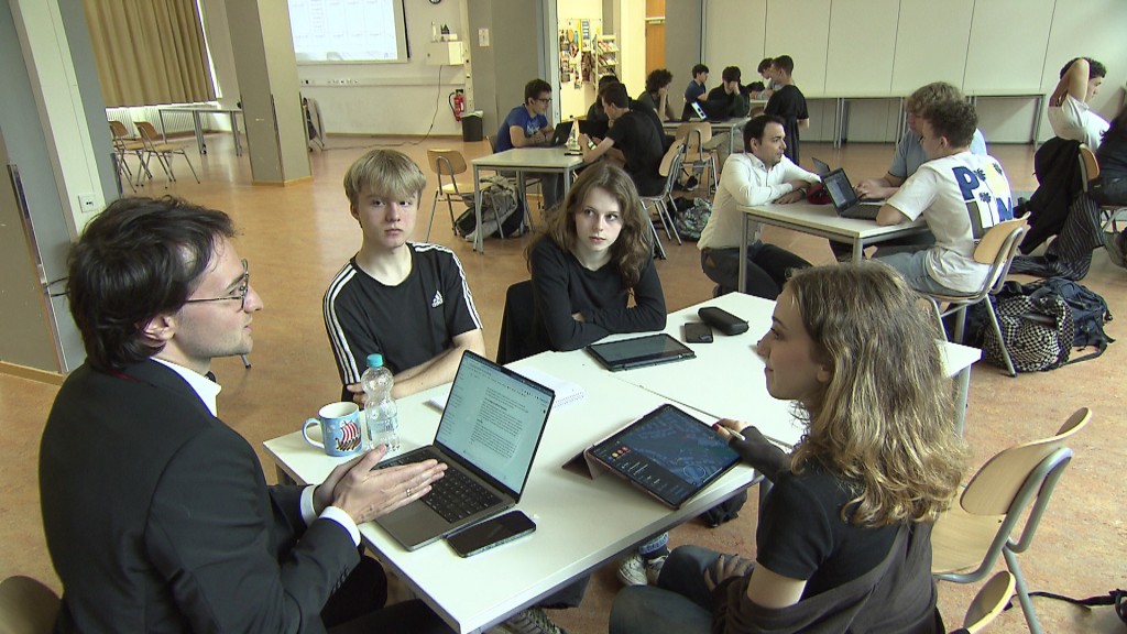 Foto: Lehrer mit Schülern im Klassenzimmer