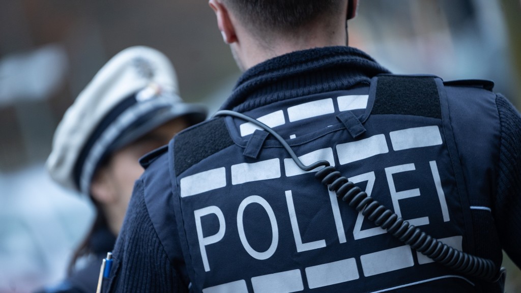 Polizisten stehen an einer Straße