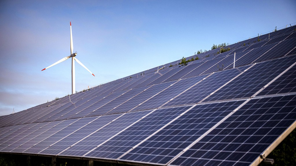 Foto: Eine Windkraftanlage steht hinter Photovoltaikanlagen