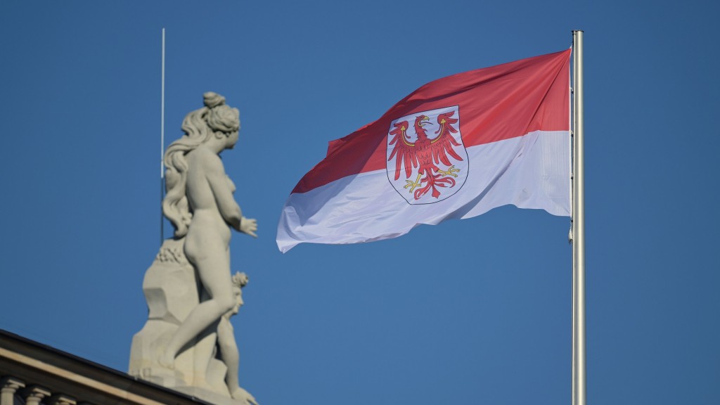 Foto: Landesflagge mit dem roten Brandenburger Adler weht auf dem Dach des Brandenburger Landtags. 