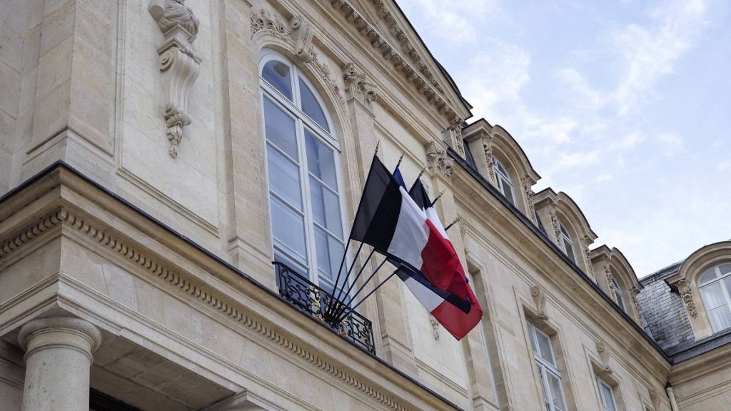 Foto: Flaggen am Eingang des Élysée-Palastes in Paris, Frankreich