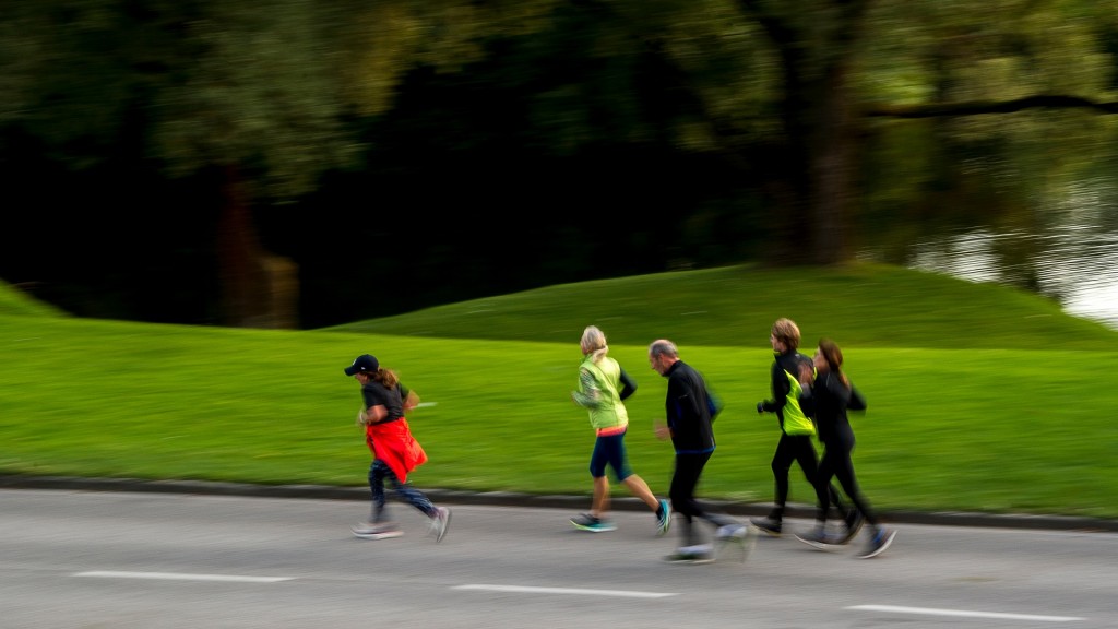 Eine Gruppe joggt durch einen Park.