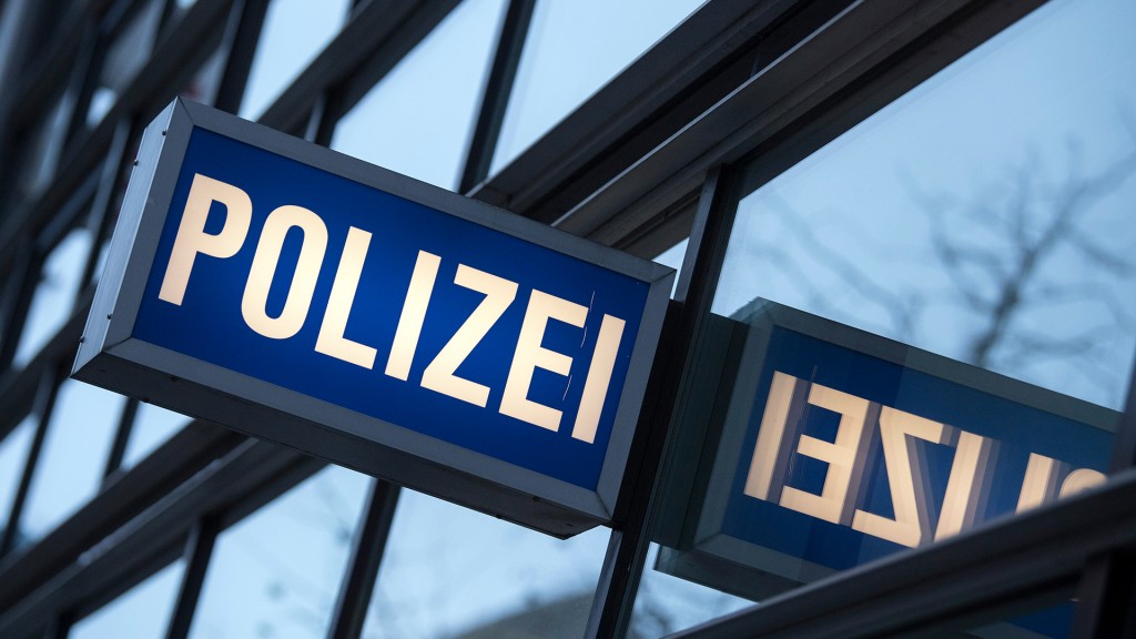 Schild über einem Polizei-Revier