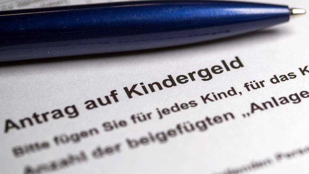 Ein Kugelschreiber liegt auf einem teilweise ausgefüllten Antrag auf Kindergeld. 