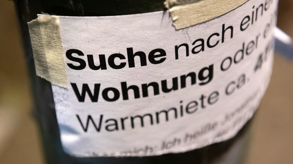 Foto: «Suche Wohnung» steht auf dem Zettel an einer Laterne.