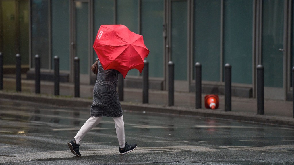 Eine Frau mit Regenschirm