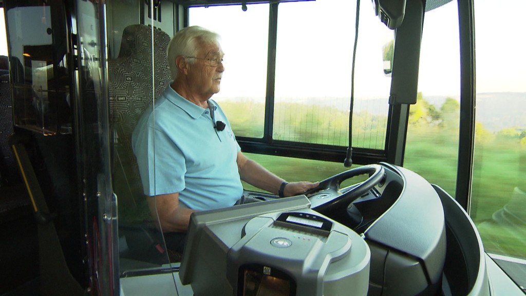 Foto: Rentner Manfred Langenbahn im Bus