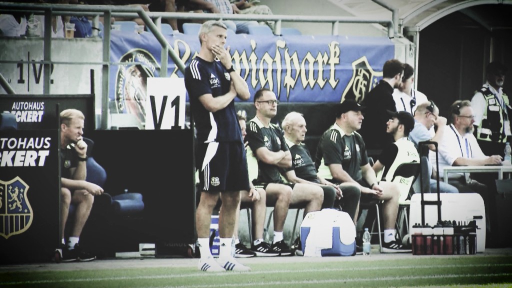 Foto: FCS-Trainer Rüdiger Ziehl nachdenklich an der Seitenlinie