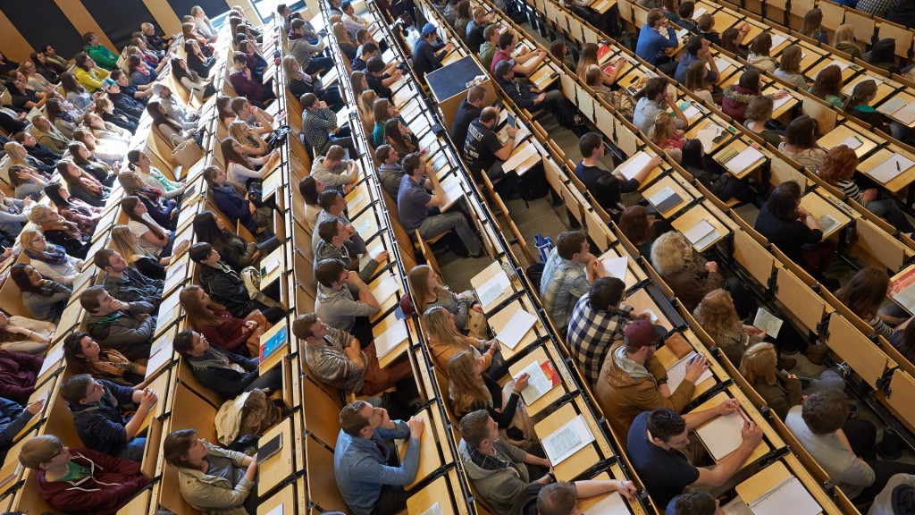 Erstsemester sitzen in einem Hörsaal.