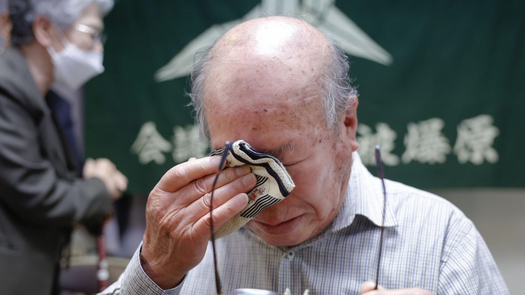 Shigemitsu Tanaka, der 83-jährige Direktor des Rates der Atombombenüberlebenden von Nagasaki, vergießt eine Träne während der Pressekonferenz nach der bekanntgabe des Friedensnobelpreises 2024.