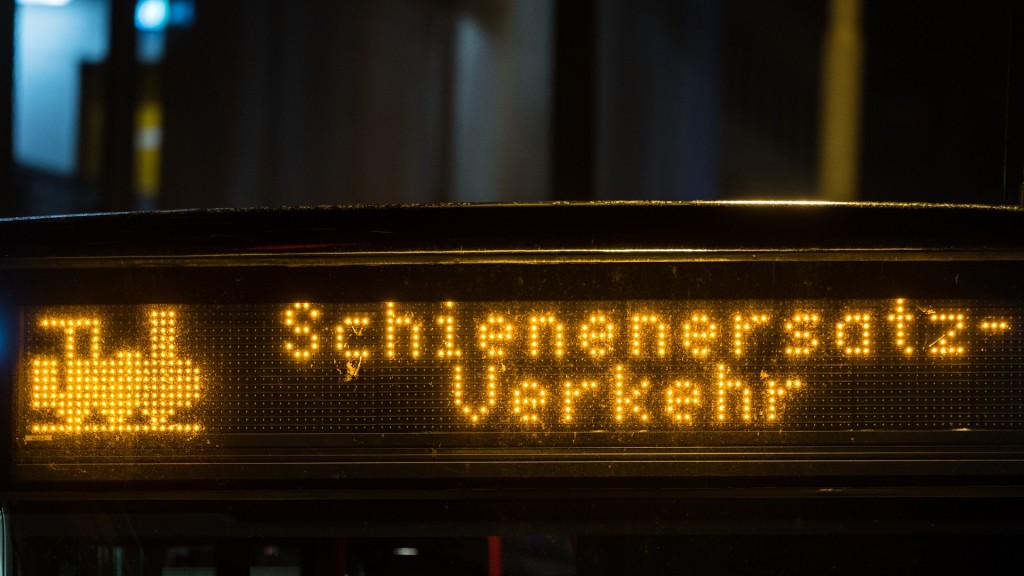 Das Schriftbanner an einem Bus weißt auf den Schienenersatzverkehr hin.