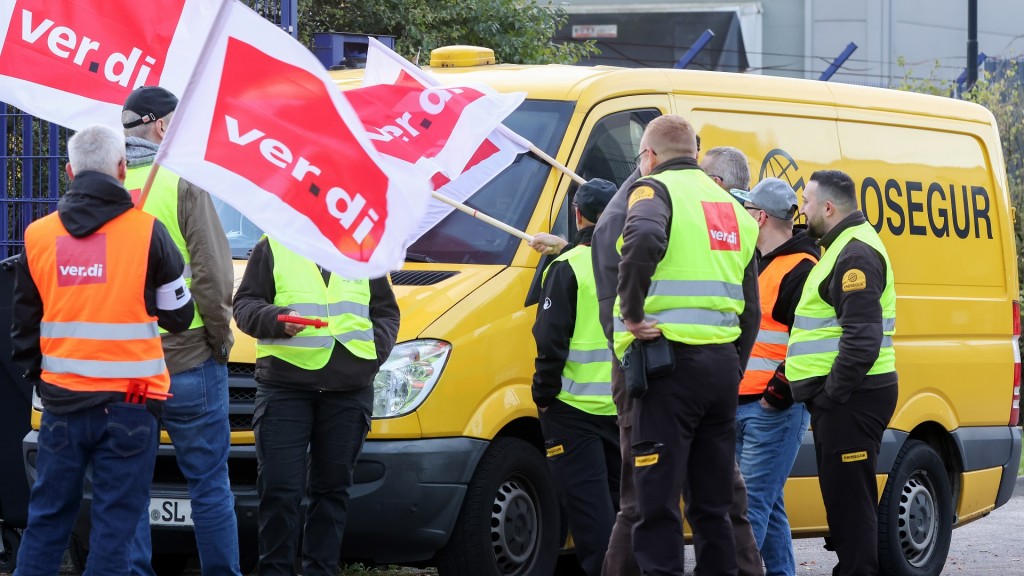 Teilnehmer eines Streiks im Geld- und Werttransportgewerbe