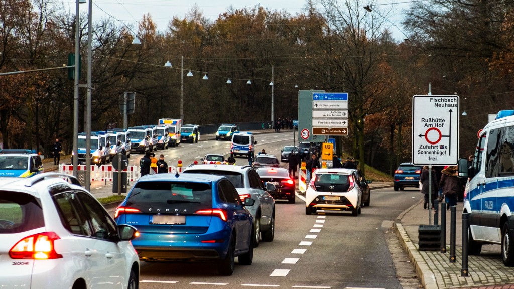 Polizeiabsperrung der Camphauser Straße zum Ludwigsparkstadion