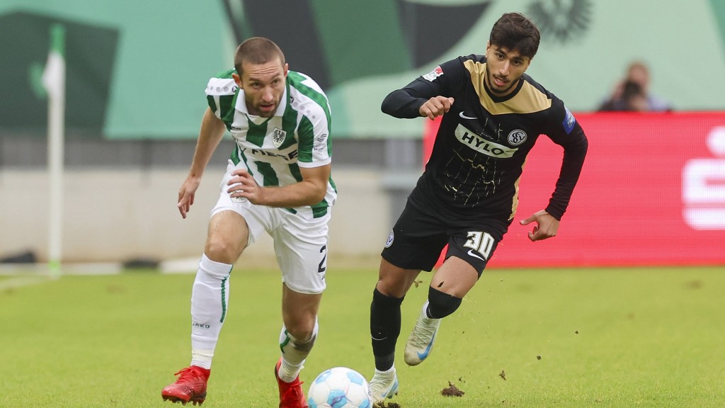 Foto: Rico Preissinger (SC Preußen Muenster) und Muhammed Damar (SV Elversberg) kämpfen um den Ball.