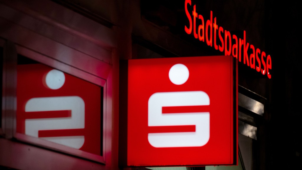 Das Logo einer Stadtsparkasse ist an einer Filiale zu sehen. 