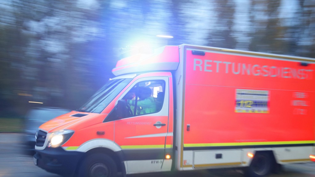 Foto: Rettungswagen mit Blaulicht im Einsatz