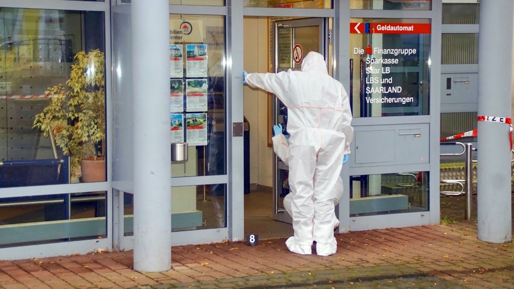 Zwei Personen bei der Spurensicherung nach einer Versuchten Sprengung des Geldautomaten in der Sparkasse Haustadt, Beckingen im Kreis Merzig-Wadern