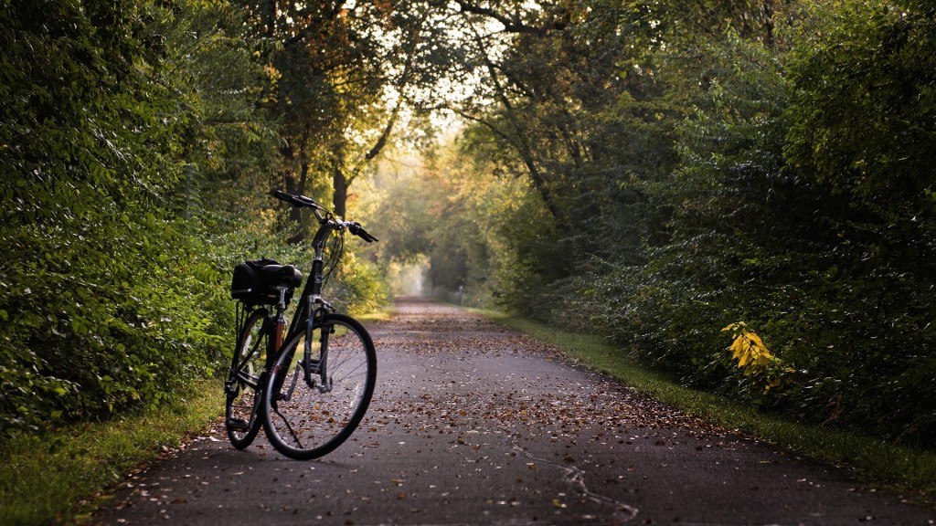 Ein Fahrrad steht auf einem Fahrradweg