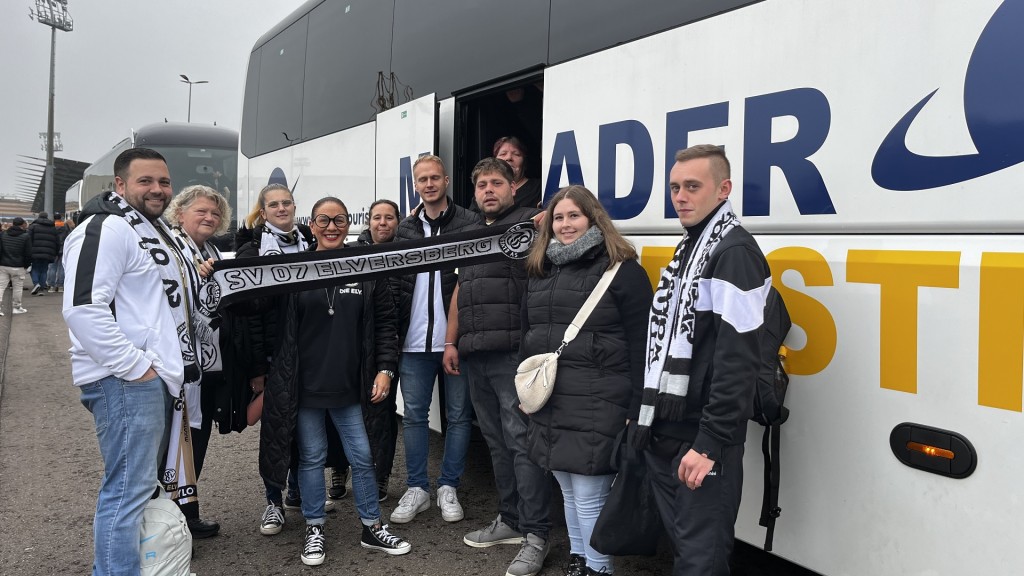 SVE-Fans vor der Abfahrt zum DFB-Pokalspiel in Leverkusen