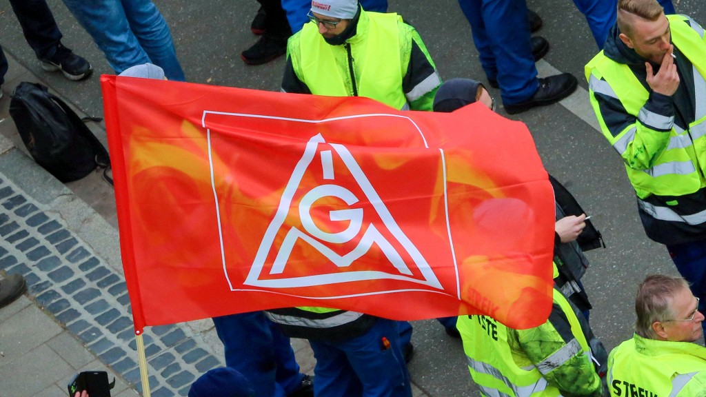 Foto: Eine Fahne der Gewerkschaft IG-Metall bei einem Warnstreik