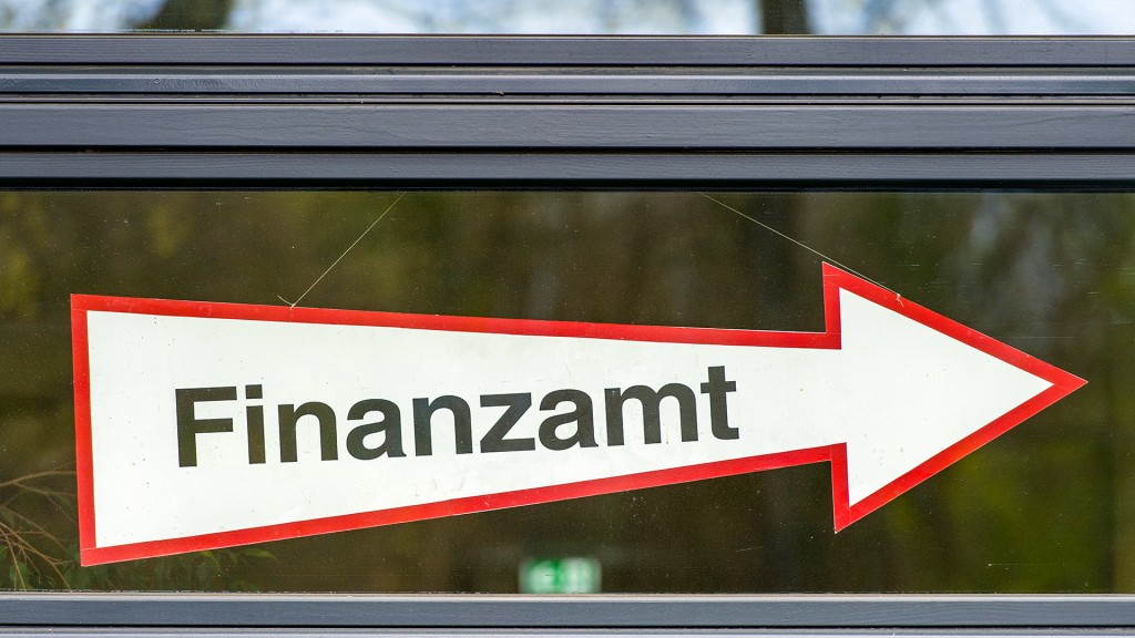 Ein Wegweiser zum Finanzamt hängt an einem Fenster