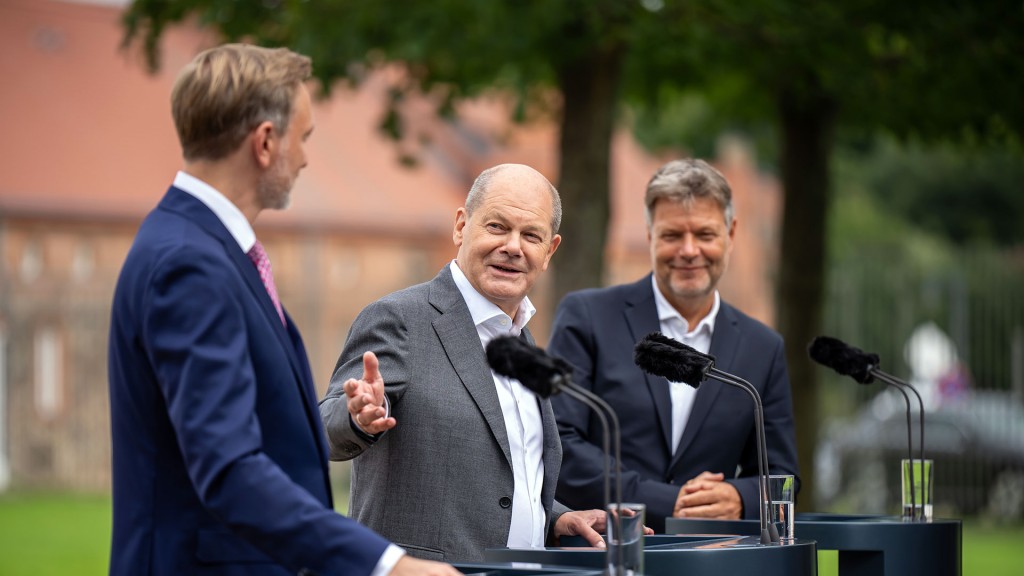 Bundeskanzler Olaf Scholz (SPD) zwischen Christian Lindner (FDP) und Robert Habeck (Bündnis 90/Die Grünen)