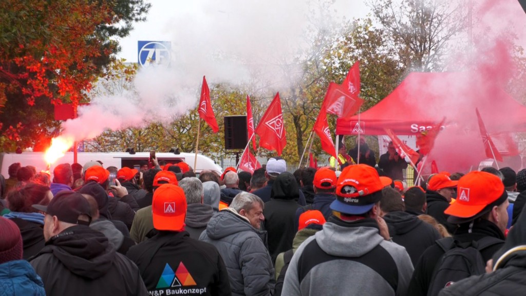 Warnstreik in der Nacht vor dem ZF-Werk in Saarbrücken 