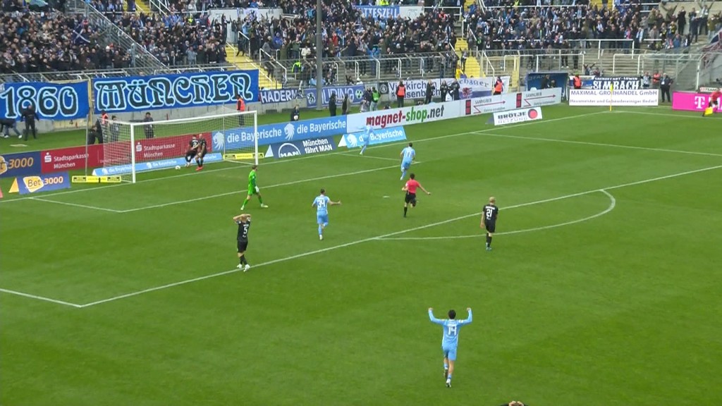 Foto: Spieler von Mannheim und München auf dem Rasen