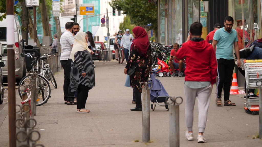 Passanten in der Breite Straße in Saarbrücken