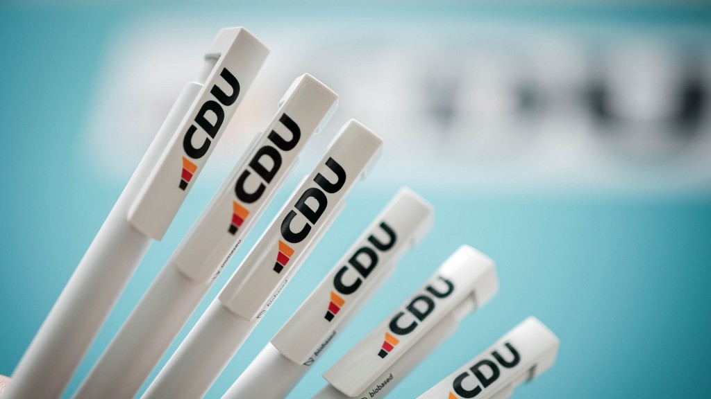 Die Illustration zeigt Kugelschreiber mit dem neuen CDU-Logo.