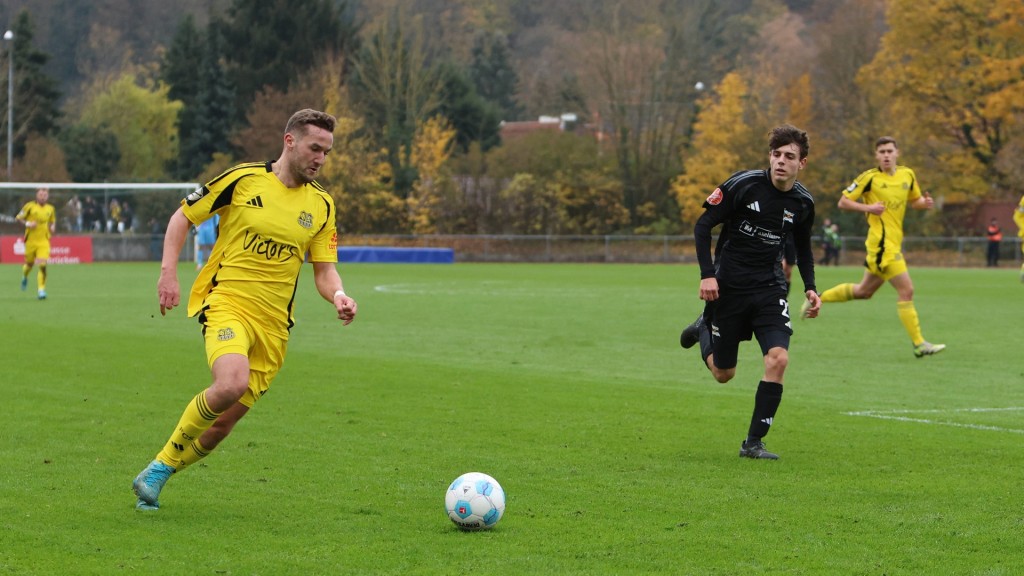 Julian Günther-Schmidt (1. FC Saarbrücken) und Noah Gutierrez Garcia (SV Saar 05) im Saarlandpokal-Achtelfinale.