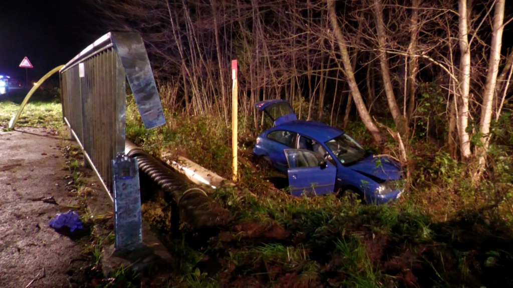 Ein Unfallfahrzeug liegt im Graben