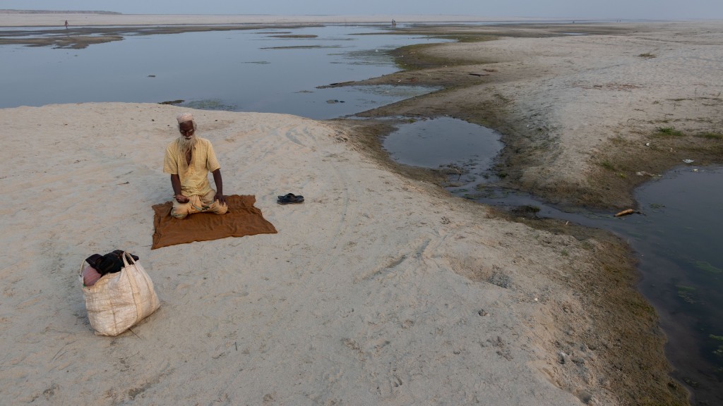  Bogura, Bangladesh. Ein Mann betet in einem ausgetrockneten Flussbett. 