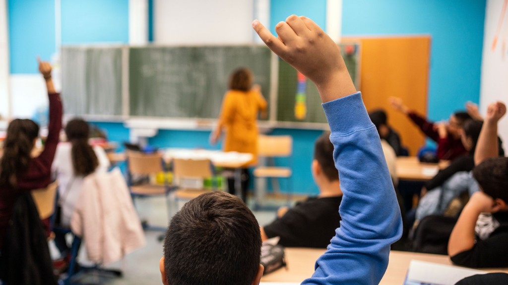 Schüler melden sich im Unterricht