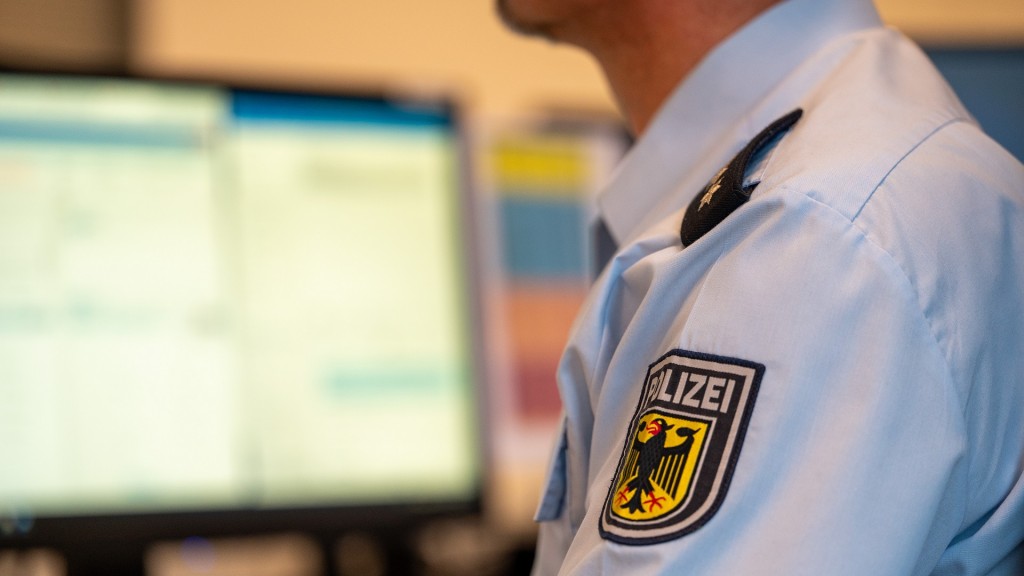 Ein Polizist sitzt an seinem Arbeitsplatz im Gemeinsamen Zentrum für Polizei- und Zollzusammenarbeit. 