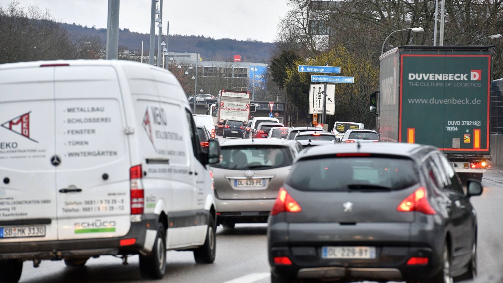 Autoverkehr staut sich auf der Saarbrücker Stadtautobahn