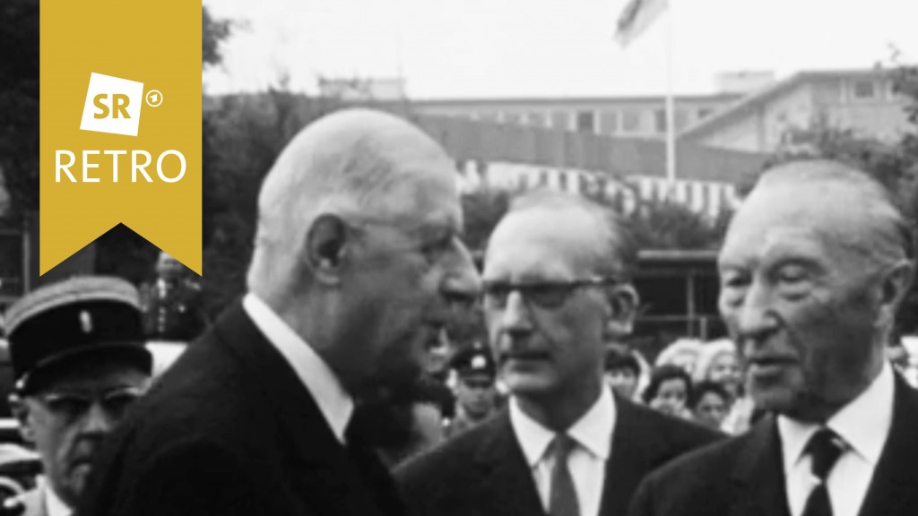 Charles de Gaulle und Konrad Adenauer schütteln sich die Hände
