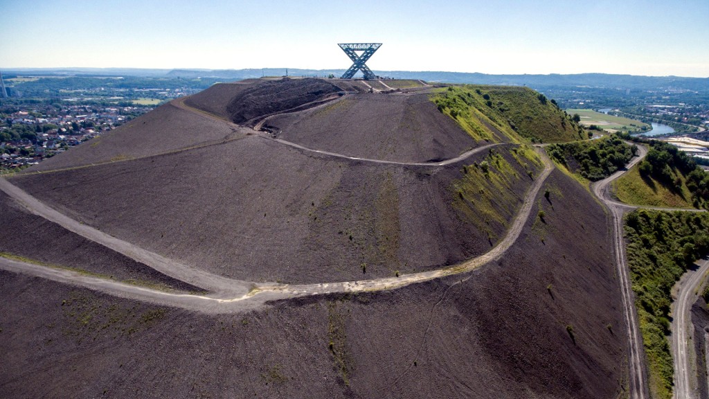 Halde Duhamel mit dem Saarpolygon in Ensdorf