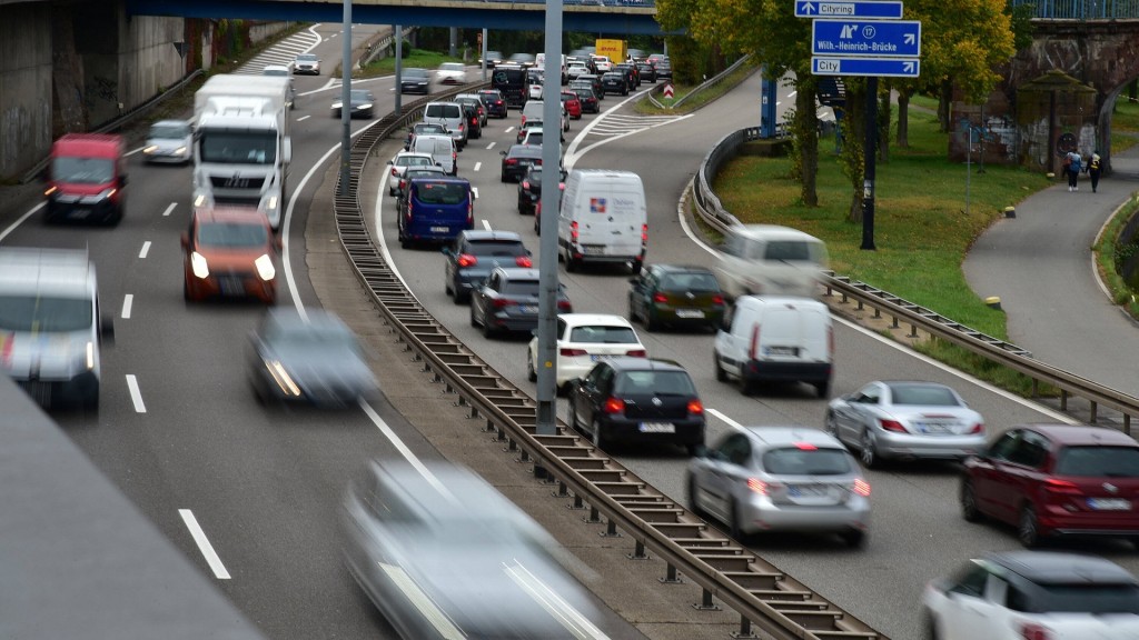 Verkehr und Stau auf der Stadtautobahn in Saarbrücken