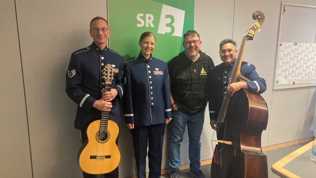 Gitarre: Staff Sergeant Alberto Cosano, Gesang: Technical Sergeant Michelle Doolittle, SR 3 Moderator Christian Job, Kontrabass: Chef Lieutenant Colonel Rafael Toro-Quinones 