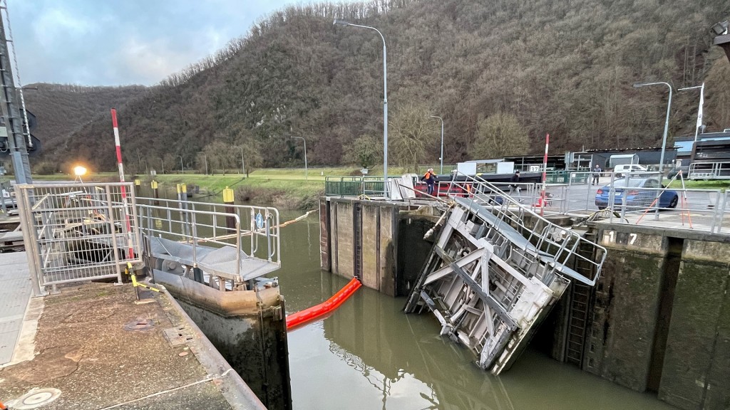 Schleuse Müden. Schäden am rechten Torflügel