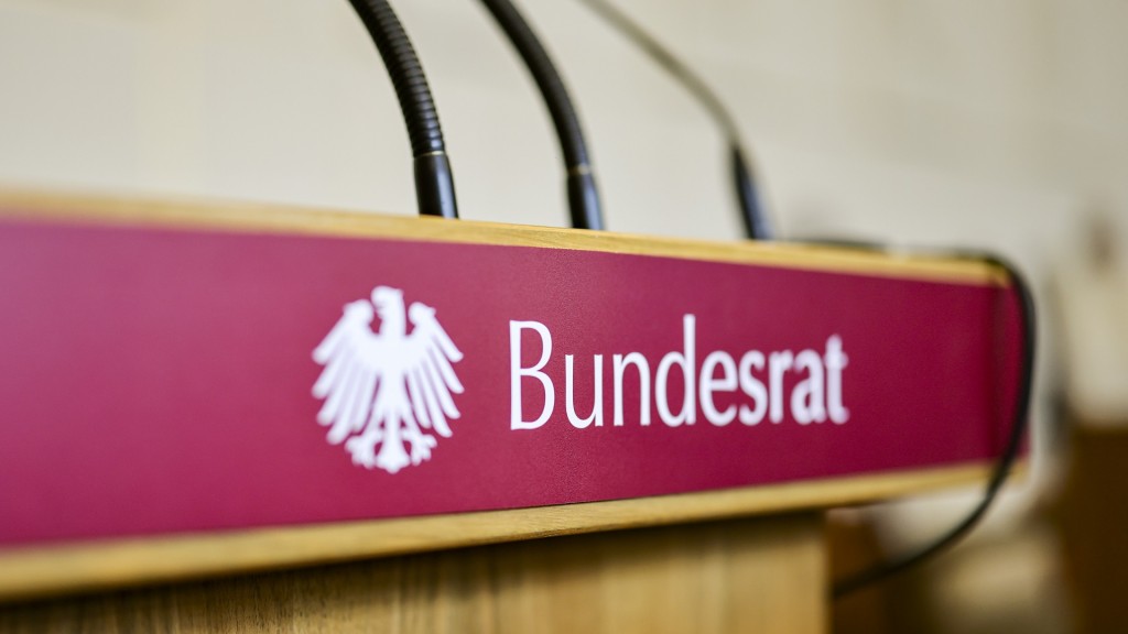 Der Schriftzug Bundesrat mit dem Bundesadler an einem Rednerpult